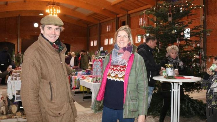 In Kurzen Trechow bei Bratwurst und Glühwein in Ruhe den Weihnachtsbaum aussuchen: Nicole und Christian Schierning verzichten auf den Adventsmarkt, aber der Tannenbaumverkauf bleibt.