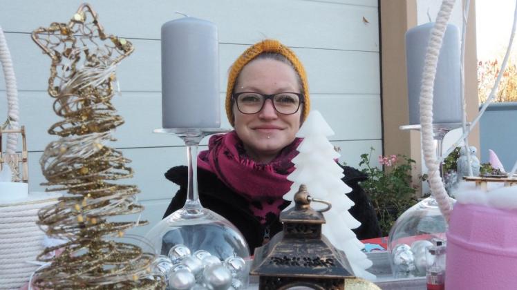 Auf ihrem Hof verkauft Claudia Müller ihren selbst gebastelten Weihnachtsschmuck.