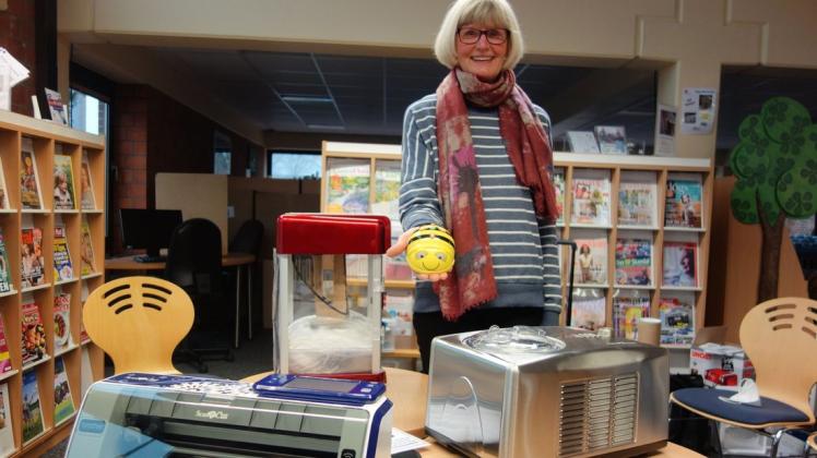 Präsentierte die „Bibliothek der Dinge“: Siegrid Kautzsch, Leiterin der Gemeindebücherei Ganderkesee, hält einen Beebot in ihrer Hand, Auf dem Tisch vor ihr stehen (von links) Plotter, Popcorn- und Eismaschine.