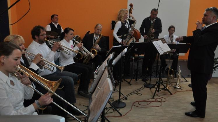 Die Jazz-Cross-Company aus Schönberg tritt am Sonntag auf dem Hof des Mölliner Rauchhauses auf.