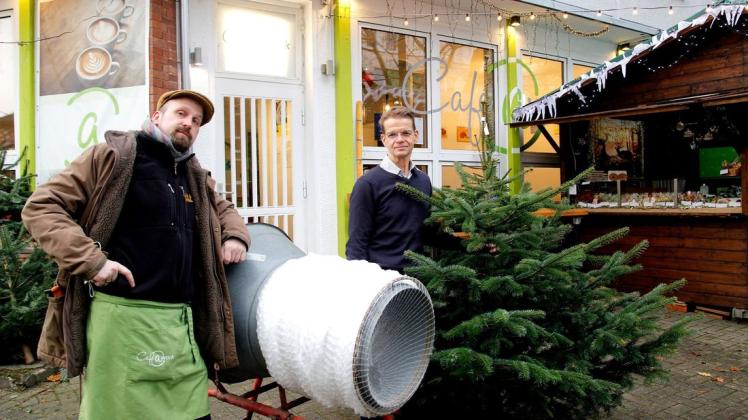 Weihnachtsbäume, Glühwein und Plätzchen werden nun im Cafe@Work von Bert Brandsen (links) und Christoph Schulze verkauft.