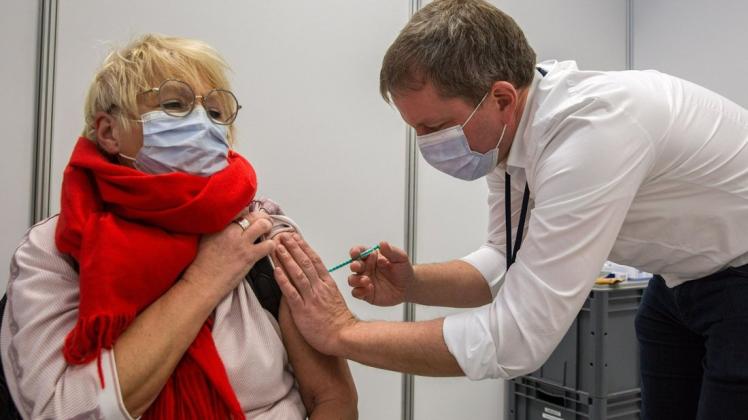 Schwerins Oberbürgermeister Dr. Rico Badenschier hilft am Freitag als Impf-Arzt aus.