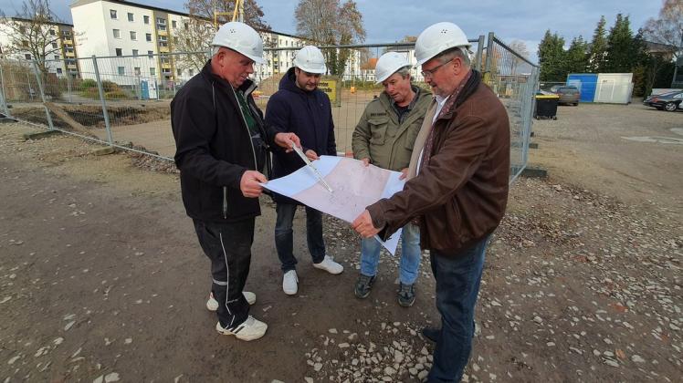 Sie haben den Fortschritt beim Pflegezentrum Boizenburg fest im Blick: Thomas Stebens, Torben Röhr, Normen Marks und Dr. Wolfgang Röhr (v. l.).