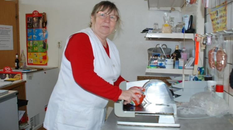 Evelyn Busse in ihrer Landverkaufsstelle an der Schneide für die Frischwurst. Vor 30 Jahren wagte sie den Schritt in die Selbstständikeit.