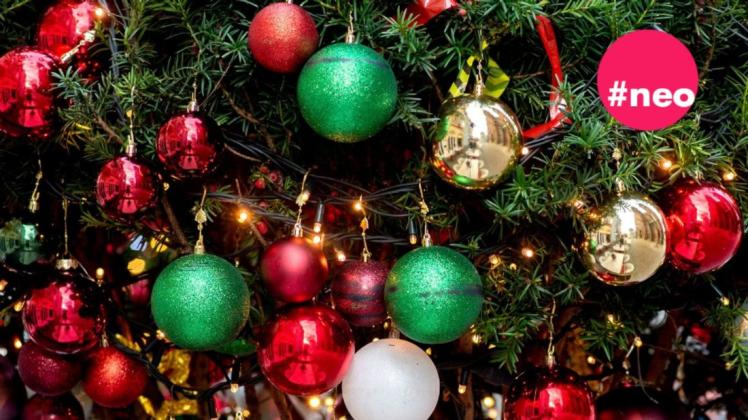 Jedes Jahr sind andere Farben für den Weihnachtsbaum im Trend. Das traditionelle Rot funktioniert aber immer noch.