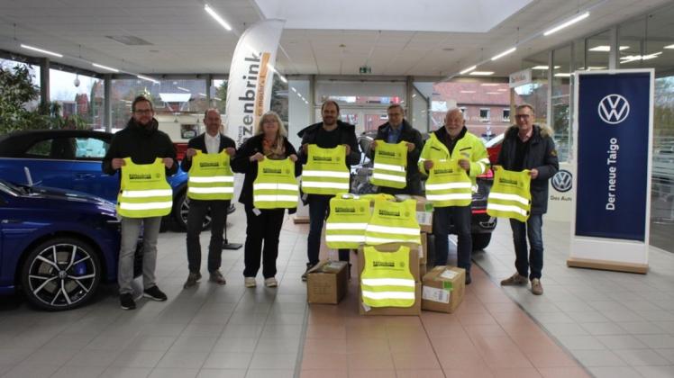 Die Verkerhrswacht und das Autoohaus Renzenbrink übergaben den Gemeinden Wallenhorst und Ostercappeln sowie der Stadt Bramsche Verkerhrswarnwesten für Erstklässler. Die Verkerhrswacht und das Autoohaus Renzenbrink übergaben den Gemeinden Wallenhorst und Ostercappeln sowie der Stadt Bramsche Verkerhrswarnwesten für Erstklässler.