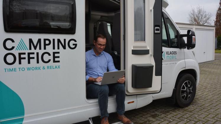 Vom Wohnmobil aus mit Kunden in ganz Deutschland zu kommunizieren, ist bei der Firma Klages & Partner kein Problem. Davon hat sich Projektleiter Markus Heeger überzeugt: Der Camper ist mit Küche, Schlafbereich und Sanitäranlagen ausgestattet. Vom Wohnmobil aus mit Kunden in ganz Deutschland zu kommunizieren, ist bei der Firma Klages & Partner kein Problem. Davon hat sich Projektleiter Markus Heeger überzeugt: Der Camper ist mit Küche, Schlafbereich und Sanitäranlagen ausgestattet.