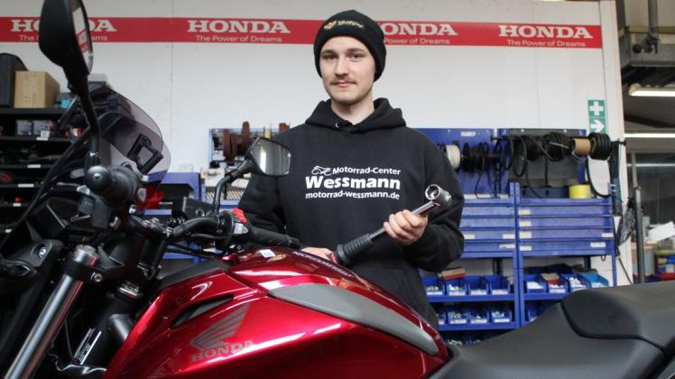 Zweiradmechatroniker Kevin Wessmann vom Motorrad-Center Wessmann GmbH in Lingen hat seine Ausbildung in der Fachrichtung Motorradtechnik als Bester auf Landes- und auf Bundesebene abgeschlossen.