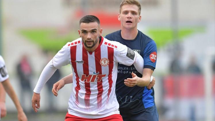Wiedersehen im Fortuna-Trikot: Leon Demaj (hier vor Jan Lukas Liehr vom SC Wiedenbrück) freut sich auf das Wiedersehen mit den Sportfreunden Lotte. Wiedersehen im Fortuna-Trikot: Leon Demaj (hier vor Jan Lukas Liehr vom SC Wiedenbrück) freut sich auf das Wiedersehen mit den Sportfreunden Lotte.