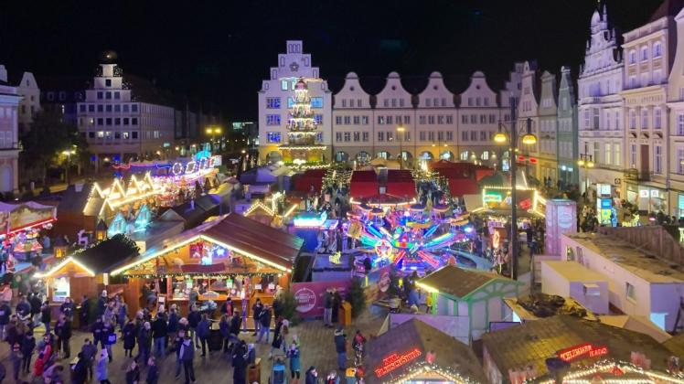 Der Rostocker Weihnachtsmarkt ist regulär der größte in Mecklenburg-Vorpommern. Er breitet sich vom Neuen Markt über die gesamte Kröpeliner Straße bis hin zur Fischerbastion aus.