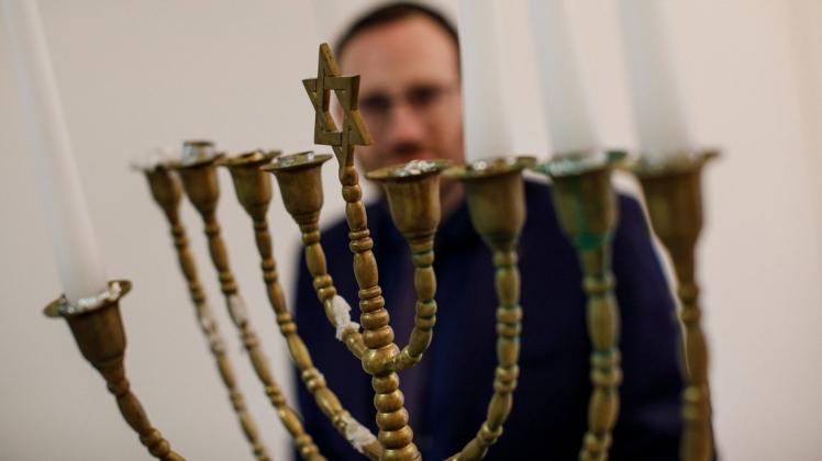 Der Kerzenleuchter Menora spielt eine wichtige Rolle beim jüdischen Lichterfest Chanukka.