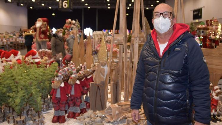Christoph Pawlowski vom Delmenhorster Postenhandel Nord bietet in der Bremer Messehalle 6 viel Weihnachtliches an. Christoph Pawlowski vom Delmenhorster Postenhandel Nord bietet in der Bremer Messehalle 6 viel Weihnachtliches an.