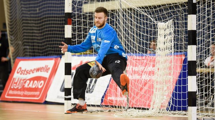 Ob er am Montagabend gegen Bayer Dormagen mitwirken kann, entscheidet sich wegen muskulärer Probleme erst am Spieltag: Empor-Torhüter Leon Mehler Ob er am Montagabend gegen Bayer Dormagen mitwirken kann, entscheidet sich wegen muskulärer Probleme erst am Spieltag: Empor-Torhüter Leon Mehler
