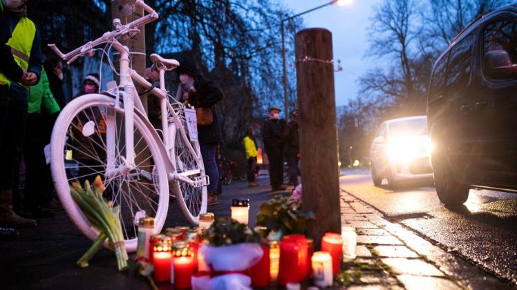 Nach dem tödlichen Fahrradunfall am Heger-Tor-Wall hat der ADFC am Freitagnachmittag ein Ghost Bike aufgestellt.