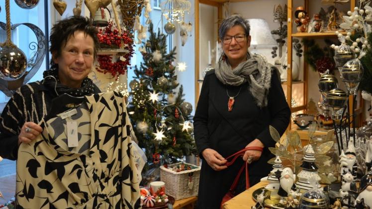 In ihrem Geschäft in der Schwaaner Mühlenstraße setzen Martina Wagner (l.) und Doris Hennings auf die Mischung von Deko und Mode.