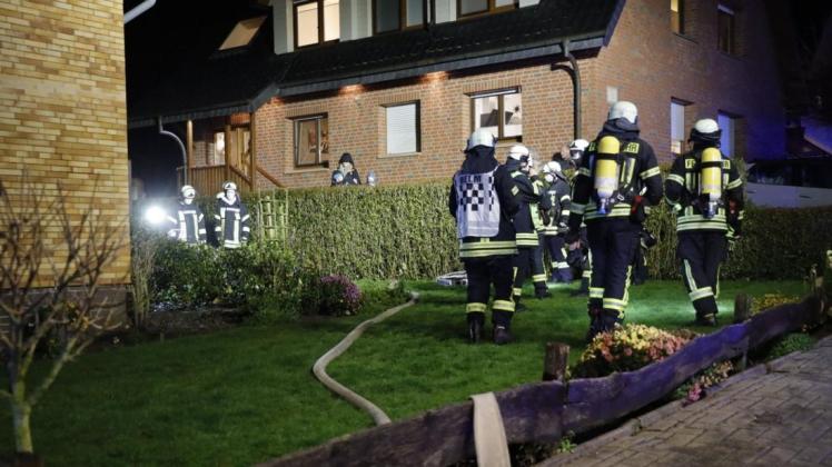 Die Feuerwehr kam mit sechs Einsatzwagen zu dem Haus in Icker, in dem in einem Keller ein Brand ausgebrochen war.