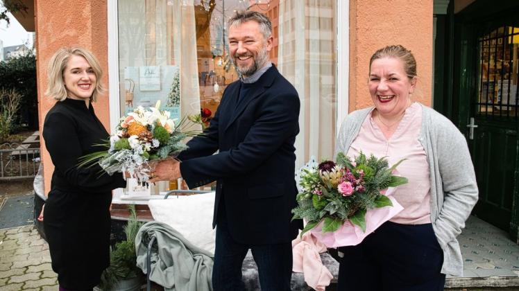 Blumen zur Eröffnung ihres Ateliers der schönen Räume gab es für Ulrike Lieske (r.) und Daniela Mende von Kai Mende, dem Ehemann von Daniela.