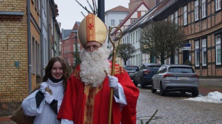 Zusammen mit seiner Begleiterin war der heilige Bischof Nikolaus am Sonnabend in Sternberg unterwegs und verteilte Geschenke.