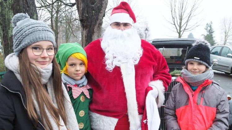Marie (l.) und Amelie (r.) freuten sich, dass der Weihnachtsmann mit dem Weihnachtswichtel nach Neustadt-Glewe gereist war.
