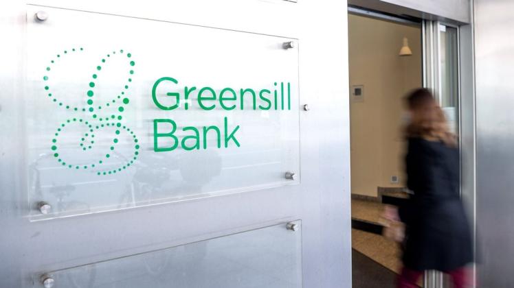 Symbolbild: Ein Schild mit dem Firmennamen Greensill Bank hängt am Eingang der insolventen Bremer Privatbank, bei der auch die Stadt Sternberg Geld angelegt hatte.