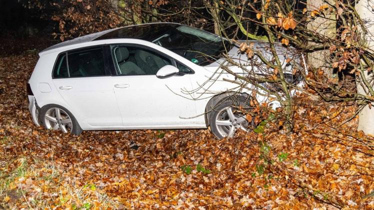 Diesen weißen Wagen haben zwei Männer am Montagmorgen in einem Graben am Power Weg entdeckt. Der Fahrer war zunächst nicht am Unfallort anzutreffen.