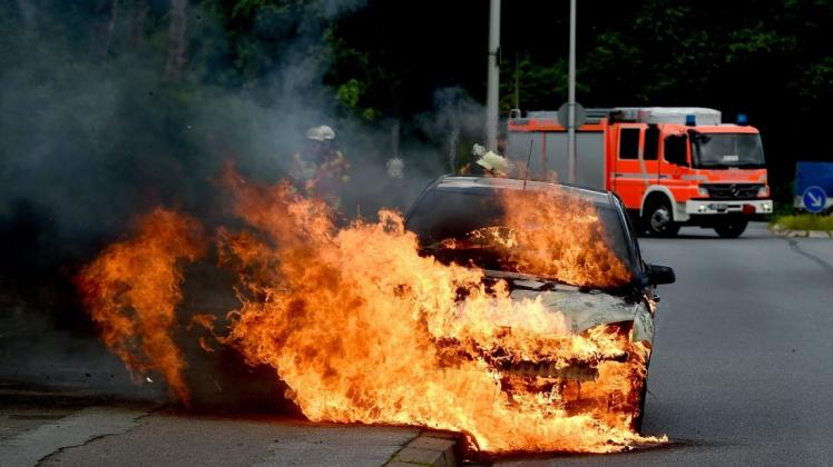 Brände bei Elektroautos machen immer wieder Schlagzeilen. Dabei sind sich Experten einig: Sie kommen bei E-Fahrzeugen nicht häufiger vor als bei Verbrennern.