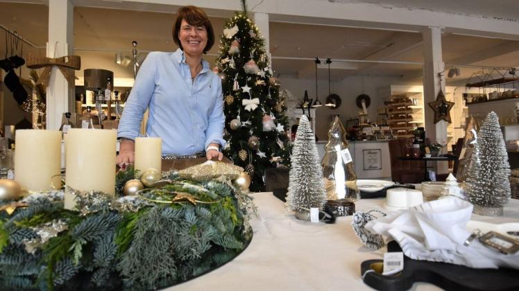 „Platzhirsch“-Inhaberin Anke Hinderlich ist mit dem bisherigen Weihnachtsgeschäft zufrieden, blickt jedoch mit Sorge auf die kommende 2G-Regelung.