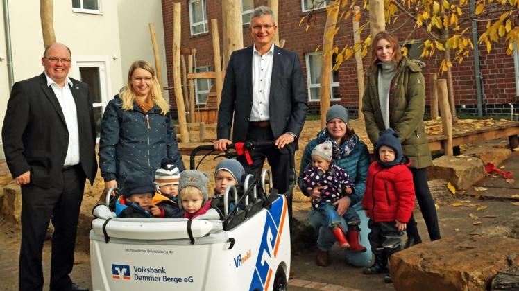 Der "Kinderwagen XXL" im Einsatz: (v.l.) v.l. Karsten Krämer, Wiebke Stahl, Reinhard Rehling, Mareike Niermeyer und Vivien Schwingel freuen sich darüber – zusammen mit Kindern der Krippengruppe.