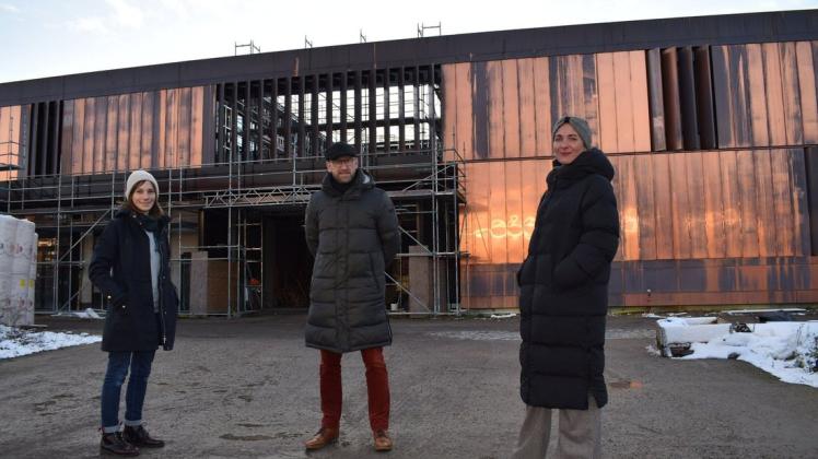 Bauvisite im neuen Depotgebäude: Amtsleiter Robert Klaus informiert sich bei Projektmanagerin Claudia Rohatzsch (r.) und Referendarin Eva-Maria Darge über den Baufortschritt.