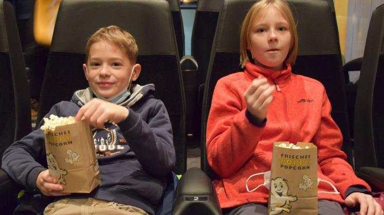 Popcorn und Kino gehören einfach zusammen. Auch Lukas und Mirja aus der Klasse 4b der Niels-Stensen-Schule haben sich eine Tüte geholt, bevor der Weihnachtsfilm losging.