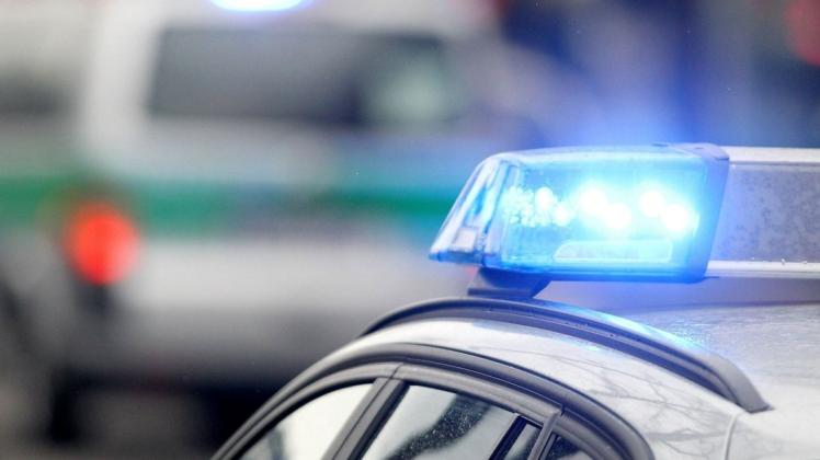 Die Polizei hat für einen räuberischen Diebstahl, der sich im Oktober in Neustadt-Glewe ereignet hat, zwei Verdächtige ermittelt. Bei einem der Männer wurde neben den gestohlenen Handys Drogen und Bargeld entdeckt.