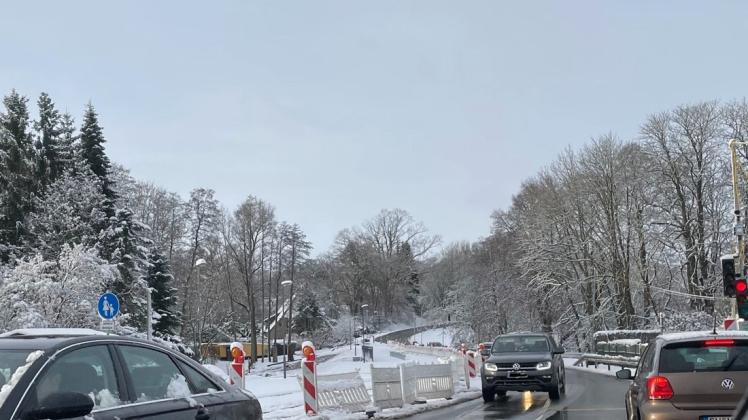 Trotz des Wintereinbruchs verlaufen die Bauarbeiten auf der B104 in Weitendorf im Zeitplan. Am 17. Dezember soll die Straße komplett freigegeben werden.