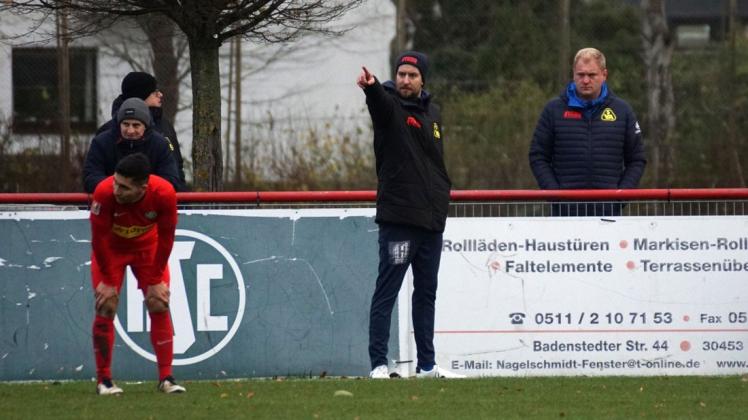 Blicken kritisch auf die Niederlage beim HSC Hannover zurück und wollen die Kräfte für das schwere Saisonfinale bündeln: Atlas-Trainer Key Riebau (Zweiter von rechts) und Bastian Fuhrken, Leiter Leistungsfußball des Regionalligisten.