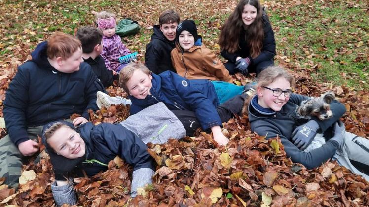 Die Klasse 7a bei der Gartenarbeit auf dem Kirchengelände in Lanken.