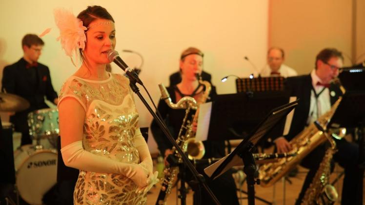 Feder im Haar und Glitzerkleid: Zum Auftritt des Astoria Salonorchesters mit Sängerin Anja-Maria gehört das passende Outfit.