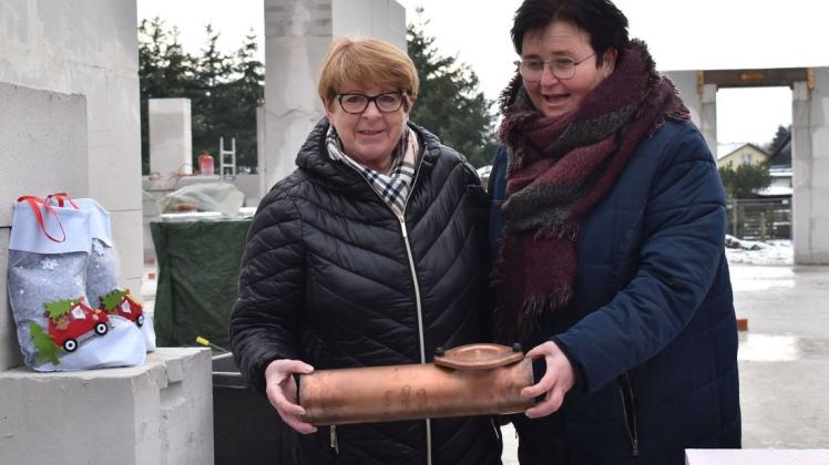 Bürgermeisterin Marianne Facklam und Kita-Leiterin Heidi Runow (r.) legten die Zeitkapsel in den Beton.