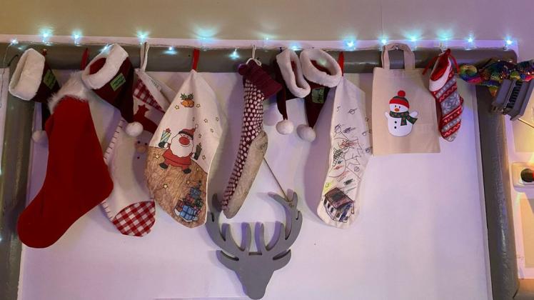 Weihnachtsmützen, Nikolausstiefel, aber auch Socken und Schuhe konnten auch in diesem Jahr wieder im Restaurant am Roten See abgegeben werden, um sie am Nikolaustag gefüllt abzuholen.