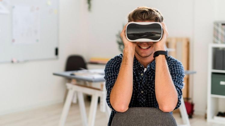 Augen auf und rein ins virtuelle Universum: Unternehmen aus der Region Osnabrück bekommen einen Zuschuss für Werkzeuge, um mit XR-Technologien zu arbeiten. Augen auf und rein ins virtuelle Universum: Unternehmen aus der Region Osnabrück bekommen einen Zuschuss für Werkzeuge, um mit XR-Technologien zu arbeiten.