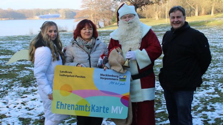 Gelungene Überraschung: Trainerin Anett Weise (2. v. l.) bekommt vom Weihnachtsmann und Christengel die Ehrenamtskarte MV überreicht. Sportvereins-Vorsitzender Ingolf Ehrhardt gehört zu den ersten Gratulanten.