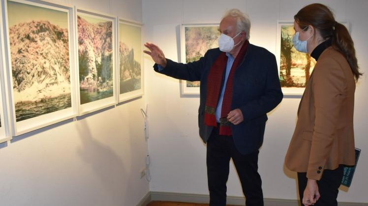 Die Botschaften, die Fotograf Knut Maron mit seinen Bildern verbindet, erläutert er im Gespräch mit Kulturministerin Bettina Martin.