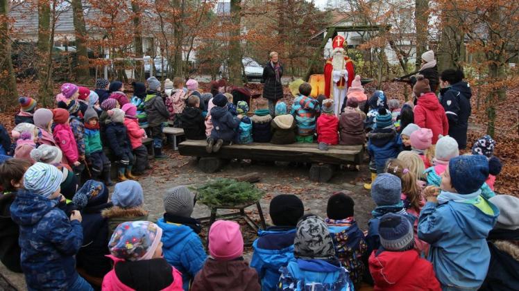 Für den Nikolaus hatten die Jungen und Mädchen des Kindergartens St. Raphael gleich mehrere Lieder einstudiert.