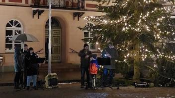 Abendliche Überraschung in Sternberg: Weihnachtliche Klänge erfreuten die Spaziergänger.