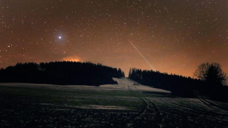 Im Dezember lassen sich viele Sternschnuppen beobachten: Die Geminiden.