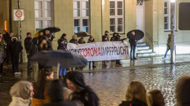 Hunderte Menschen trafen sich am Montagabend in Schwerin, um gegen die Corona-Maßnahmen zu protestieren. Das Bild zeigt Menschen, die am Freitagabend vor der Staatskanzlei demonstrieren.