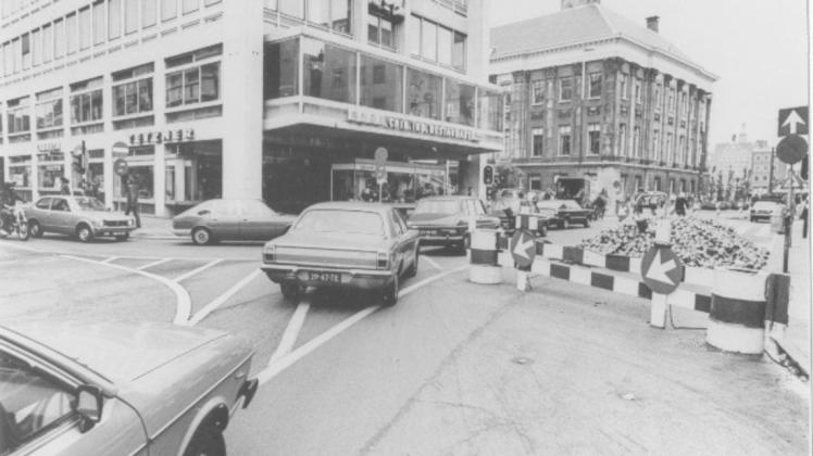 Am Grote Markt in Groningen im September 1977. Über Nacht hatte die Stadt die Verkehrsführung im Zentrum geändert und Hunderte Schilder aufstellen lassen.