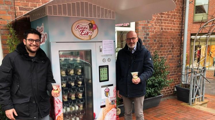 Im ersten Monat gut angenommen: Marco Rizzi und Sohn Roberto sind mit dem Start des neuen Eisautomaten-Angebots mehr als zufrieden. Die rund 50 Fächer werden täglich aufgefüllt.