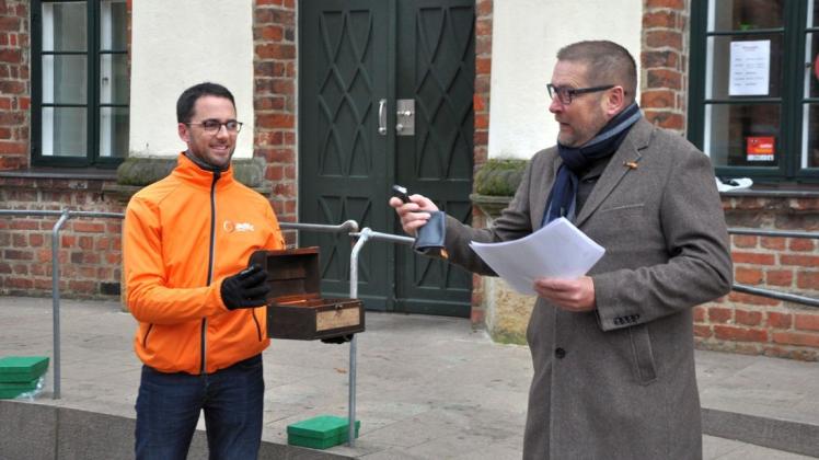 André Pinnau (l.) gibt Bürgermeister Dirk Flörke seinen Autoschlüssel zurück. Diesen hatte er zu Beginn des Stadtradelns abgeben müssen.