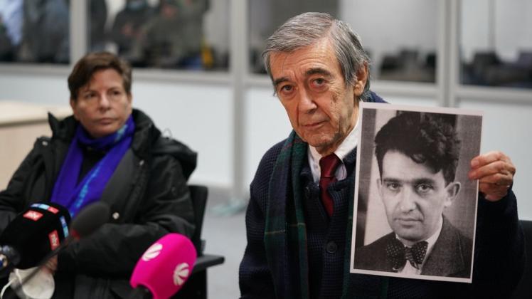 Der KZ-Überlebende und Zeuge Josef Salomonovic hält neben seiner Ehefrau Elisabeth nach dem Prozess ein Foto seines Vaters Erich im Gerichtssaal hoch. Der Vater wurde im September 1944 im Konzentrationslager Stutthof ermordet.
