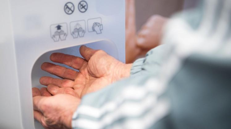 Eine der wichtigsten Maßnahmen gegen Krankenhaus-Keime: Gründlich die Hände desinfizieren
