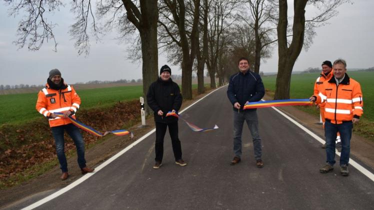 Januar 2021 bei der Freigabe der Straße zwischen Bellin und Marienhof durch Landrat Sebastian Constien (2. v. r.)